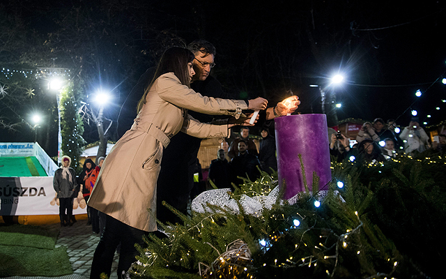 Szalay-Bobrovniczky Alexandra főpolgármester-helyettes és Süllei László pápai káplán meggyújtja az első adventi gyertyát az Advent Budapesten téli fesztivál megnyitóján a Városháza Parkban 2015. november 29-én