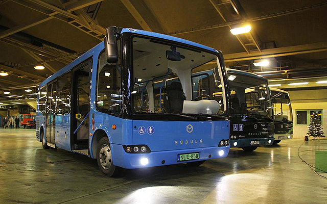 Az elektromos hajtású buszok első példányai a BKV buszgarázsában; a 20 járműből álló flotta 2016 tavaszáig állhat forgalomba Budapesten
