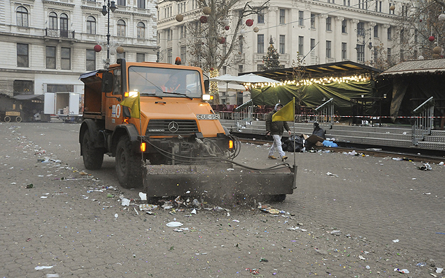 Az FKF Nonprofit Zrt. munkagépe takarít a Vörösmarty téren